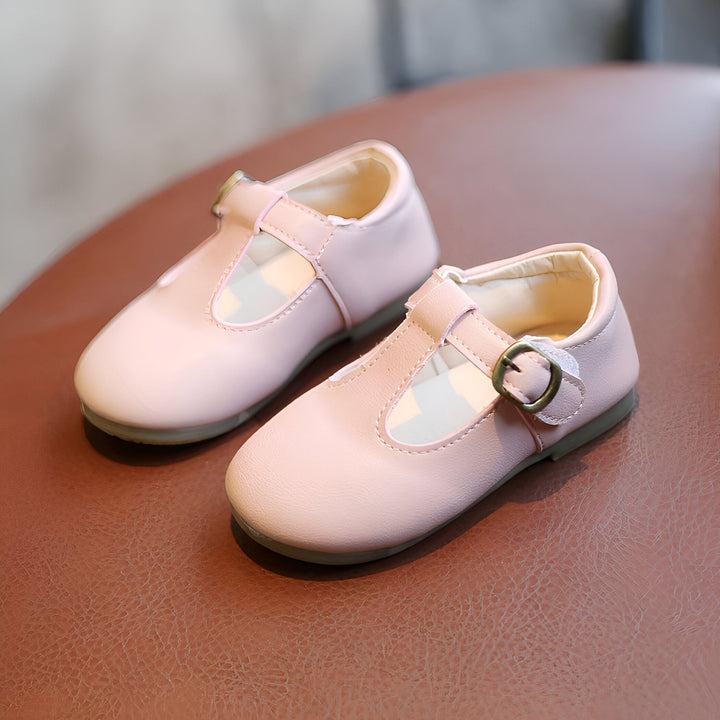 Paire de chaussures Mary Jane roses pour enfant, avec une bride à boucle et une semelle plate, présentées sur un fond texturé marron., 45287038910645,45287038943413,45287038976181,45287039008949,45287039041717,45287039074485,45287039107253,45287039140021,45287039172789,45287039205557,45287039238325,45287039271093,45287039303861,45287039336629,45287039369397,45287039402165,45287039434933,45287039467701,45287039500469,45287039533237,45287039566005,45287039598773,45287039631541,45287039664309,45287039697