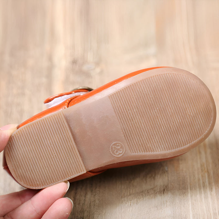 Gros plan de la semelle d'une chaussure pour enfant en cuir marron avec une sangle, montrant les détails de la semelle et la pointure 23., 45287038910645,45287038943413,45287038976181,45287039008949,45287039041717,45287039074485,45287039107253,45287039140021,45287039172789,45287039205557,45287039238325,45287039271093,45287039303861,45287039336629,45287039369397,45287039402165,45287039434933,45287039467701,45287039500469,45287039533237,45287039566005,45287039598773,45287039631541,45287039664309,4528703969