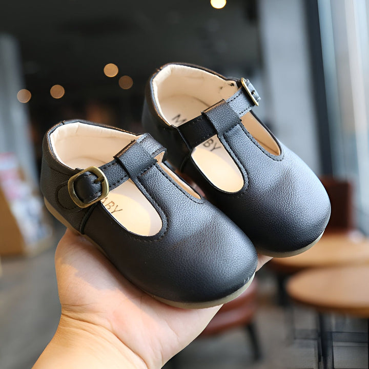Chaussures Mary Jane noires pour enfant, avec une bride à boucle dorée. Idéales pour un look classique et élégant. Mode enfantine, chaussures bébé., 45287038910645,45287038943413,45287038976181,45287039008949,45287039041717,45287039074485,45287039107253,45287039140021,45287039172789,45287039205557,45287039238325,45287039271093,45287039303861,45287039336629,45287039369397,45287039402165,45287039434933,45287039467701,45287039500469,45287039533237,45287039566005,45287039598773,45287039631541,452870396