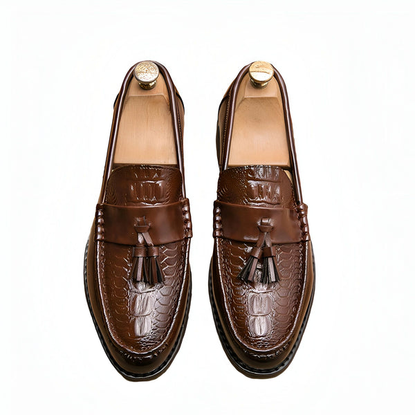 Mocassins homme marron avec motif croco et glands, présentés avec des embauchoirs en bois. Chaussures élégantes et classiques pour homme., 45287084949685,45287084982453,45287085015221,45287085047989,45287085080757,45287085113525,45287085146293,45287085179061,45287085211829,45287085244597,45287085277365,45287085310133,45287085342901,45287085375669,45287085408437,45287085441205