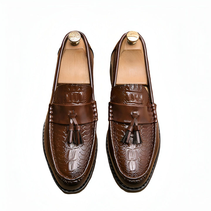 Mocassins homme marron avec motif croco et glands, présentés avec des embauchoirs en bois. Chaussures élégantes et classiques pour homme., 45287084949685,45287084982453,45287085015221,45287085047989,45287085080757,45287085113525,45287085146293,45287085179061,45287085211829,45287085244597,45287085277365,45287085310133,45287085342901,45287085375669,45287085408437,45287085441205
