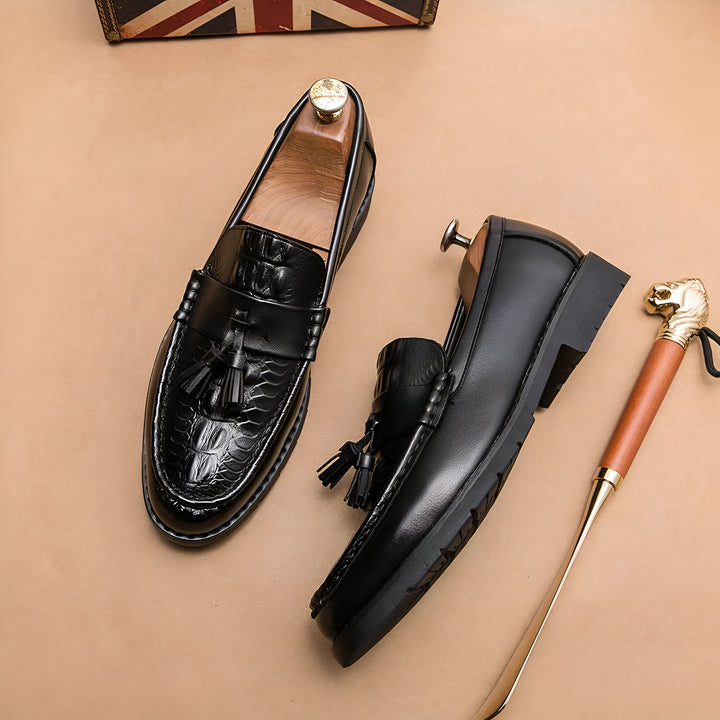 Mocassins noirs en cuir avec pampilles et embauchoirs, présentés avec un chausse-pied à tête de lion dorée. Chaussures élégantes pour hommes., 45287084949685,45287084982453,45287085015221,45287085047989,45287085080757,45287085113525,45287085146293,45287085179061,45287085211829,45287085244597,45287085277365,45287085310133,45287085342901,45287085375669,45287085408437,45287085441205