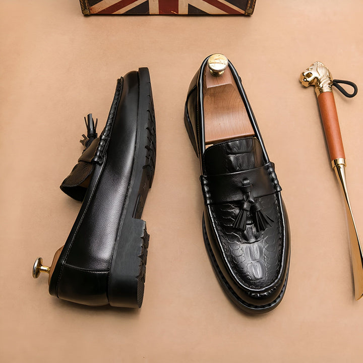 Mocassins noirs en cuir pour hommes avec embauchoirs et chausse-pieds tête de lion, élégance et accessoires. Chaussures de ville classiques, style formel et confort., 45287084949685,45287084982453,45287085015221,45287085047989,45287085080757,45287085113525,45287085146293,45287085179061,45287085211829,45287085244597,45287085277365,45287085310133,45287085342901,45287085375669,45287085408437,45287085441205