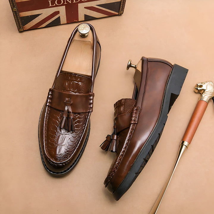 Mocassins en cuir marron avec pampilles, présentés avec une boîte décorative "London" et un chausse-pied doré à tête de lion. Chaussures élégantes et accessoires pour hommes., 45287084949685,45287084982453,45287085015221,45287085047989,45287085080757,45287085113525,45287085146293,45287085179061,45287085211829,45287085244597,45287085277365,45287085310133,45287085342901,45287085375669,45287085408437,45287085441205