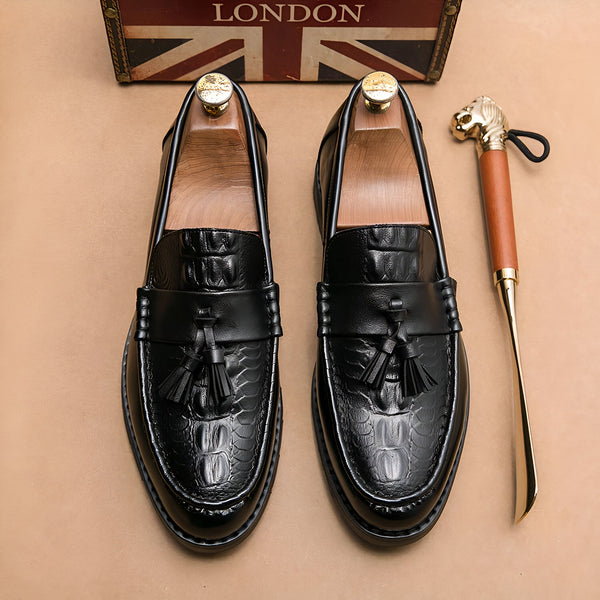 Mocassins noirs en cuir texturé avec glands, présentés avec un chausse-pied doré à tête de lion et une boîte décorative "London". Chaussures élégantes pour hommes, style classique., 45287084949685,45287084982453,45287085015221,45287085047989,45287085080757,45287085113525,45287085146293,45287085179061,45287085211829,45287085244597,45287085277365,45287085310133,45287085342901,45287085375669,45287085408437,45287085441205