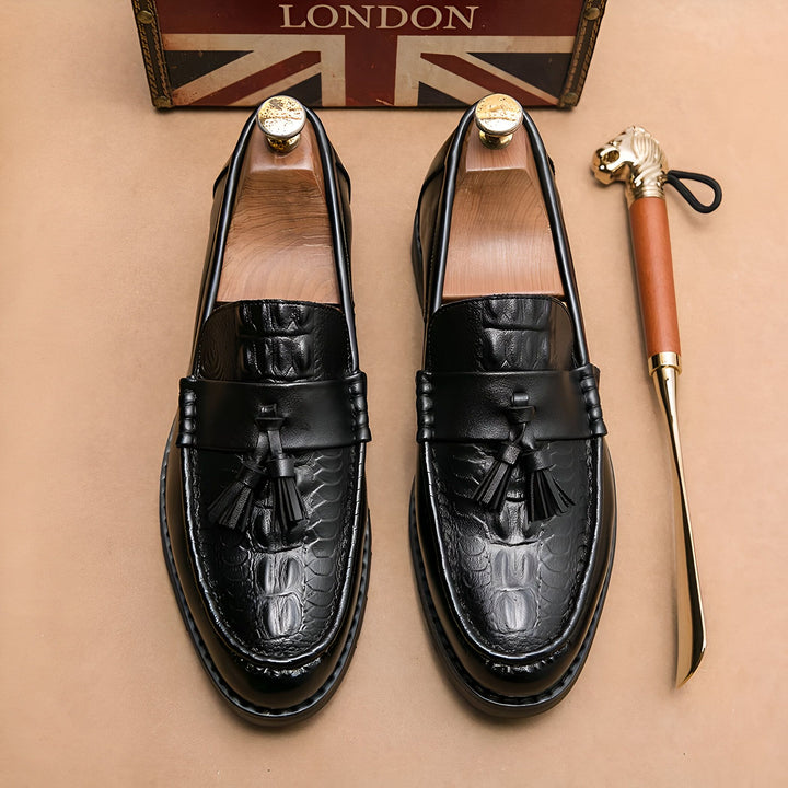 Mocassins noirs en cuir texturé avec glands, présentés avec un chausse-pied doré à tête de lion et une boîte décorative "London". Chaussures élégantes pour hommes, style classique., 45287084949685,45287084982453,45287085015221,45287085047989,45287085080757,45287085113525,45287085146293,45287085179061,45287085211829,45287085244597,45287085277365,45287085310133,45287085342901,45287085375669,45287085408437,45287085441205