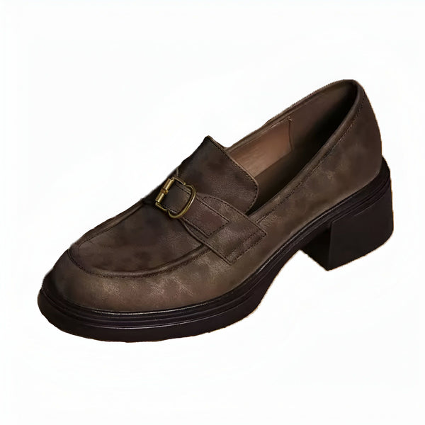 Mocassin marron foncé pour femme, avec une boucle dorée, un bout arrondi et un talon bloc. Chaussure élégante et confortable pour un look moderne et sophistiqué., 45286621708469,45286621741237,45286621774005,45286621806773,45286621839541,45286621872309,45286621905077,45286621937845,45286621970613,45286622003381,45286622036149,45286622068917,45286622101685,45286622134453,45286622167221,45286622199989