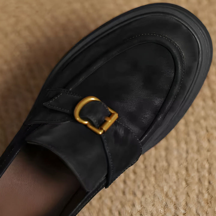 Mocassin noir en cuir avec boucle dorée. Chaussure élégante et confortable pour femme, idéale pour un look décontracté ou professionnel. Détail raffiné de la boucle. Mode femme, chaussures en cuir., 45286621708469,45286621741237,45286621774005,45286621806773,45286621839541,45286621872309,45286621905077,45286621937845,45286621970613,45286622003381,45286622036149,45286622068917,45286622101685,45286622134453,45286622167221,45286622199989