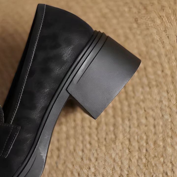 Vue rapprochée d'un mocassin noir en cuir avec un talon bloc tendance. Chaussure élégante et confortable pour toutes les occasions. Mode femme, détails de chaussures., 45286621708469,45286621741237,45286621774005,45286621806773,45286621839541,45286621872309,45286621905077,45286621937845,45286621970613,45286622003381,45286622036149,45286622068917,45286622101685,45286622134453,45286622167221,45286622199989