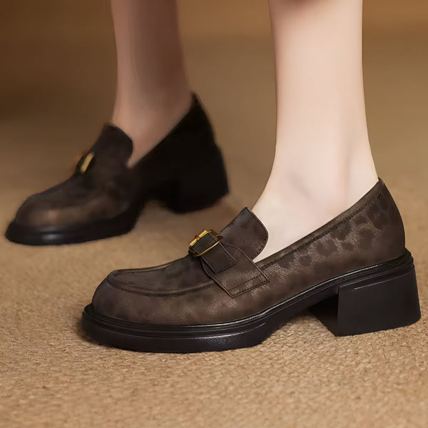 Mocassins à talons épais en cuir marron avec boucle dorée. Chaussures élégantes pour femme, style classique revisité., 45286621708469,45286621741237,45286621774005,45286621806773,45286621839541,45286621872309,45286621905077,45286621937845,45286621970613,45286622003381,45286622036149,45286622068917,45286622101685,45286622134453,45286622167221,45286622199989