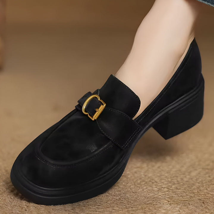 Mocassin noir en cuir avec boucle dorée, chaussure de femme élégante à talon bloc, idéale pour un look tendance et confortable., 45286621708469,45286621741237,45286621774005,45286621806773,45286621839541,45286621872309,45286621905077,45286621937845,45286621970613,45286622003381,45286622036149,45286622068917,45286622101685,45286622134453,45286622167221,45286622199989