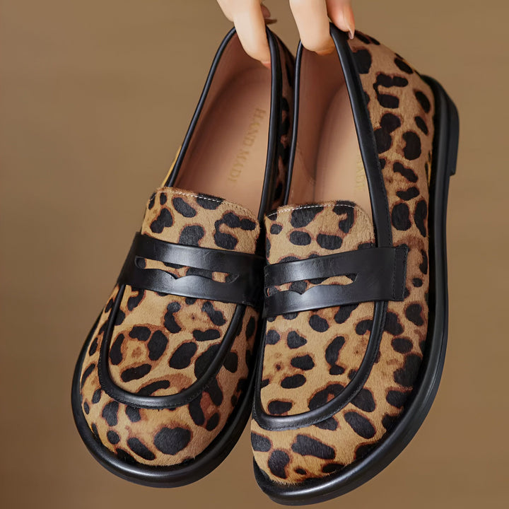Gros plan de mocassins pour femmes à imprimé léopard, avec une bande noire. Chaussures tendance, style audacieux et élégant., 45286621282485,45286621315253,45286621348021,45286621380789,45286621413557
