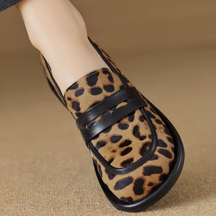 Mocassin femme imprimé léopard, détail en cuir noir, chaussure tendance et audacieuse. Mode automne-hiver, chaussures confortables et stylées., 45286621282485,45286621315253,45286621348021,45286621380789,45286621413557