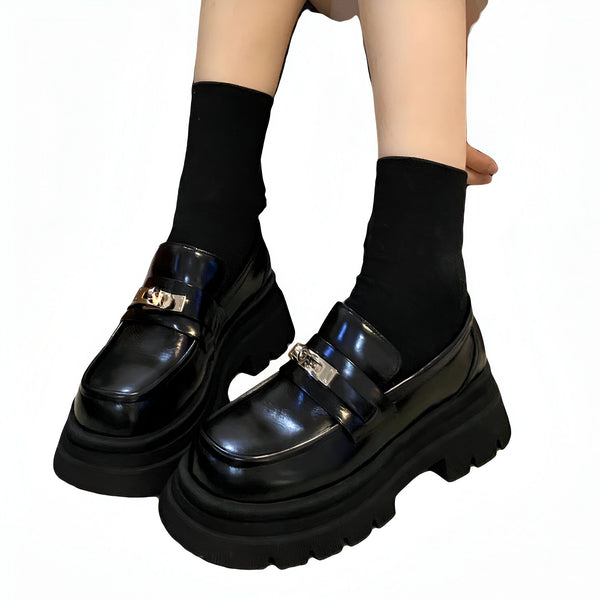 Chaussures mocassins à plateforme noires avec chaussettes noires. Détail de boucle métallique dorée et argentée. Mode chaussures femme., 45286886768821,45286886801589,45286886834357,45286886867125,45286886899893,45286886932661