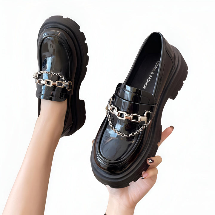 Mocassins noirs vernis à semelle épaisse avec chaîne argentée, style tendance et moderne. Chaussures mode pour femme, détails de design et qualité visible., 45286868418741,45286868451509,45286868484277,45286868517045,45286868549813,45286868582581,45286868615349,45286868648117,45286868680885,45286868713653,45286868746421,45286868779189