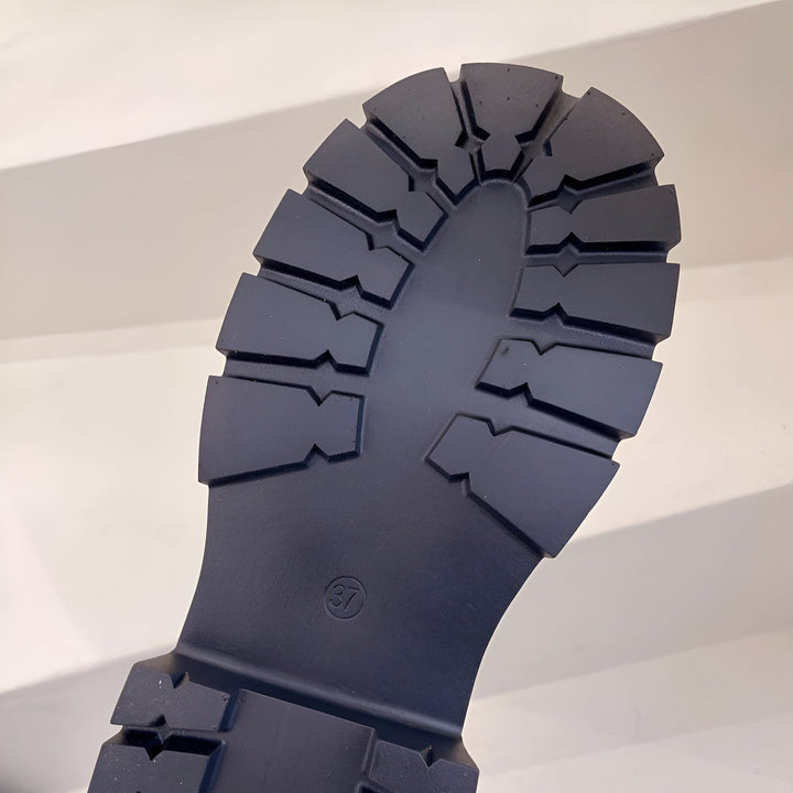 Gros plan de la semelle noire d'une botte, montrant les détails des crampons et le numéro de pointure "37". Semelle antidérapante robuste pour une adhérence optimale. Idéale pour les activités extérieures et un style tendance., 45286868418741,45286868451509,45286868484277,45286868517045,45286868549813,45286868582581,45286868615349,45286868648117,45286868680885,45286868713653,45286868746421,45286868779189