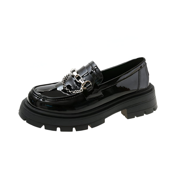 Mocassin noir verni à plateforme avec chaîne argentée. Chaussure de mode pour femme. Style élégant et tendance., 45286868418741,45286868451509,45286868484277,45286868517045,45286868549813,45286868582581,45286868615349,45286868648117,45286868680885,45286868713653,45286868746421,45286868779189