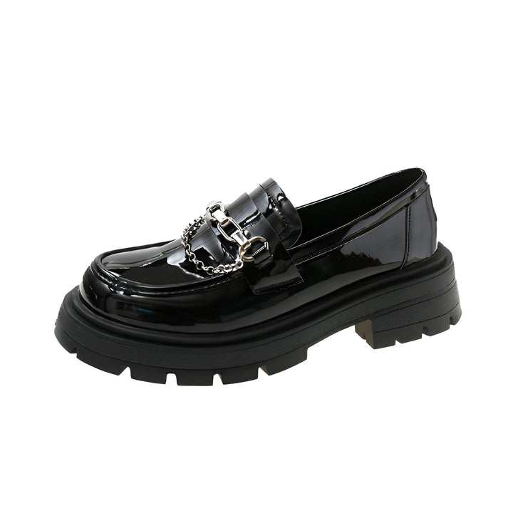 Mocassin noir verni à plateforme avec chaîne argentée. Chaussure de mode pour femme. Style élégant et tendance., 45286868418741,45286868451509,45286868484277,45286868517045,45286868549813,45286868582581,45286868615349,45286868648117,45286868680885,45286868713653,45286868746421,45286868779189