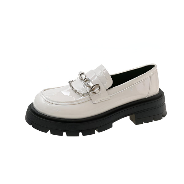 Mocassin verni blanc avec chaîne argentée et semelle épaisse noire. Chaussure tendance, confortable et élégante. Idéal pour un look décontracté ou habillé., 45286868418741,45286868451509,45286868484277,45286868517045,45286868549813,45286868582581,45286868615349,45286868648117,45286868680885,45286868713653,45286868746421,45286868779189