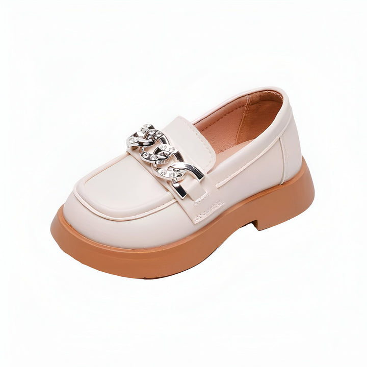 Mocassin blanc pour enfant avec chaîne argentée décorative et semelle épaisse marron. Chaussure élégante et confortable., 45287036944565,45287036977333,45287037010101,45287037042869,45287037075637,45287037108405,45287037141173,45287037173941,45287037206709,45287037239477,45287037272245,45287037305013,45287037337781,45287037370549,45287037403317,45287037436085,45287037468853,45287037501621,45287037534389,45287037567157,45287037599925,45287037632693,45287037665461,45287037698229,45287037730997,4528703