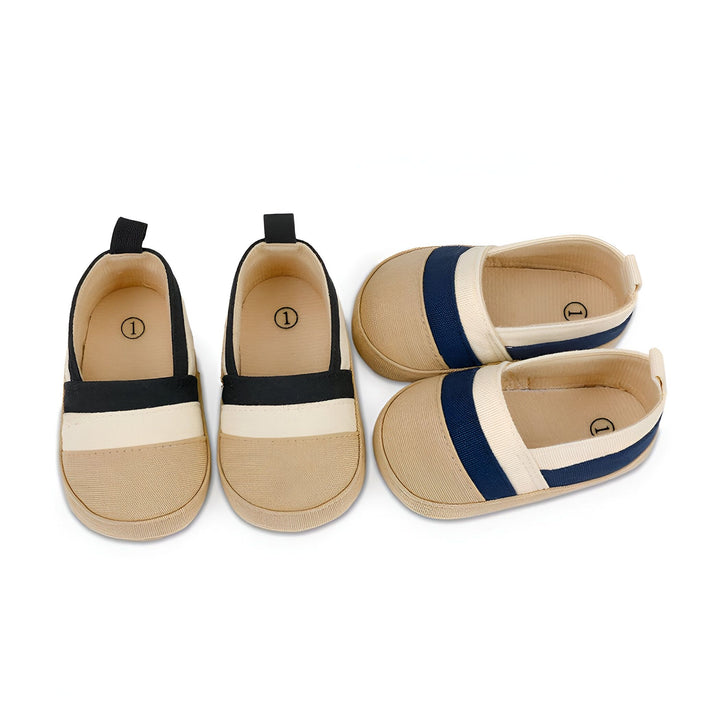 Deux paires de chaussures pour bébé. Une paire est beige, noire et blanche. L'autre paire est beige et rayée bleu marine., 45286820937909,45286820970677,45286821003445,45286821036213,45286821068981,45286821101749
