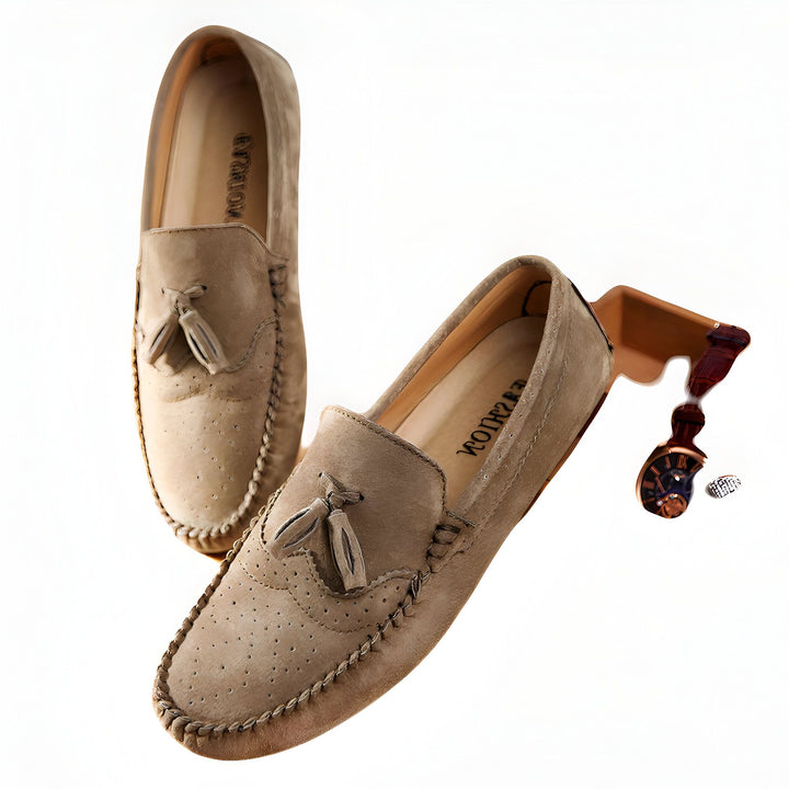 Mocassins en daim beige pour homme avec glands décoratifs. Chaussures décontractées élégantes et confortables, idéales pour un look sophistiqué au quotidien., 45286802882741,45286802915509,45286802948277,45286802981045,45286803013813,45286803046581,45286803079349