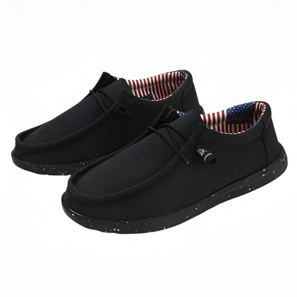 Deux chaussures décontractées noires pour hommes, style mocassins. L'intérieur est décoré d'un motif rayé rouge, blanc et bleu rappelant le drapeau américain., 45286675710133,45286675742901,45286675775669,45286675808437,45286675841205,45286675873973,45286675906741,45286675939509,45286675972277,45286676005045,45286676037813,45286676070581,45286676103349,45286676136117,45286676168885,45286676201653,45286676234421,45286676267189,45286676299957,45286676332725,45286676365493,45286676398261,4528667643102