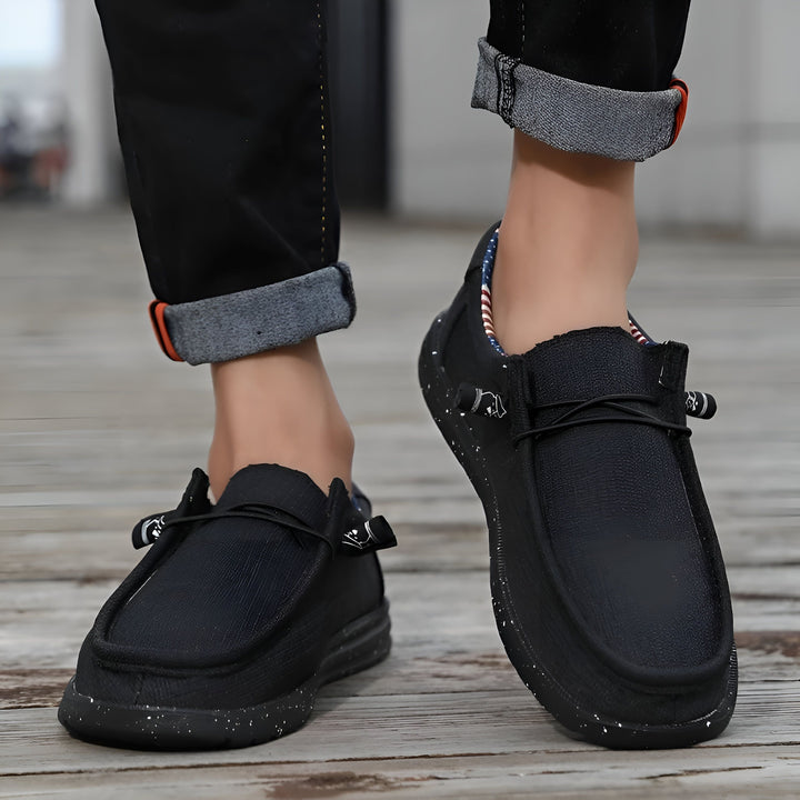 Chaussures mocassins noires avec semelle mouchetée et intérieur à rayures américaines, portées avec un pantalon noir retroussé, style décontracté., 45286675710133,45286675742901,45286675775669,45286675808437,45286675841205,45286675873973,45286675906741,45286675939509,45286675972277,45286676005045,45286676037813,45286676070581,45286676103349,45286676136117,45286676168885,45286676201653,45286676234421,45286676267189,45286676299957,45286676332725,45286676365493,45286676398261,45286676431029,452866764