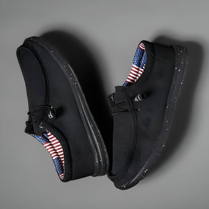 Deux chaussures décontractées noires avec doublure drapeau américain, parfaites pour un style confortable et patriote., 45286675710133,45286675742901,45286675775669,45286675808437,45286675841205,45286675873973,45286675906741,45286675939509,45286675972277,45286676005045,45286676037813,45286676070581,45286676103349,45286676136117,45286676168885,45286676201653,45286676234421,45286676267189,45286676299957,45286676332725,45286676365493,45286676398261,45286676431029,45286676463797,45286676496565,452866765293
