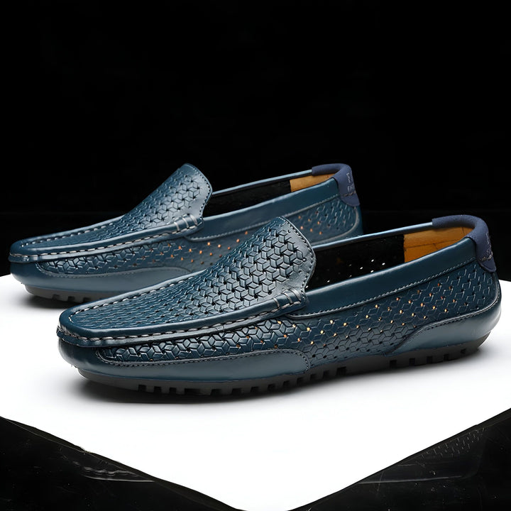 Mocassins en cuir bleu marine pour homme avec motif perforé. Chaussures élégantes et confortables pour un look décontracté chic. Idéales pour l'été ou les occasions spéciales., 45287138787509,45287138820277,45287138853045,45287138885813,45287138918581,45287138951349,45287138984117,45287139016885,45287139049653,45287139082421,45287139115189,45287139147957,45287139180725,45287139213493,45287139246261,45287139279029,45287139311797,45287139344565,45287139377333,45287139410101,45287139442869,452871394