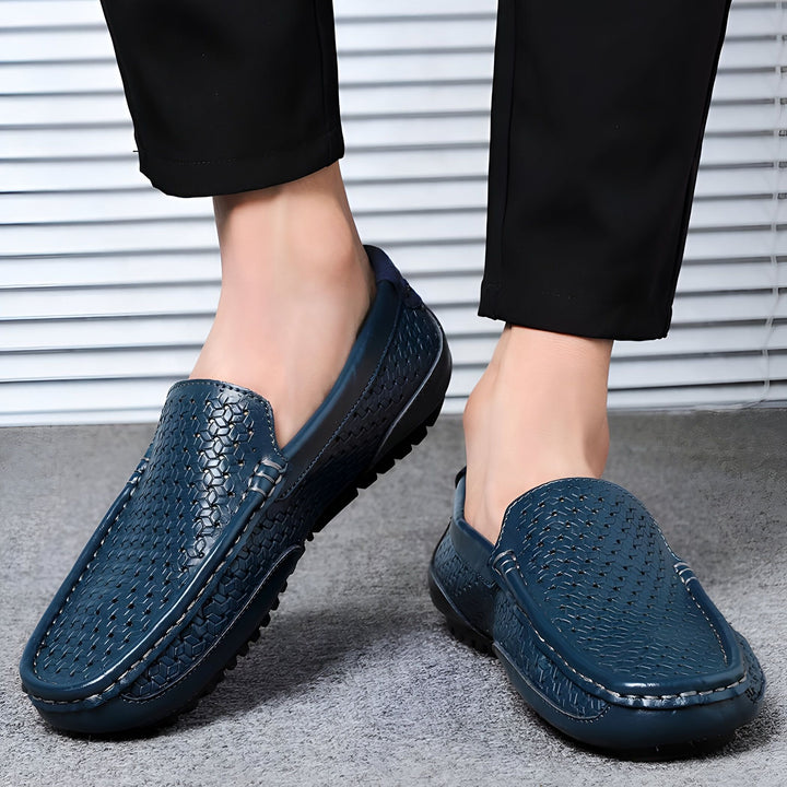 Gros plan de mocassins en cuir bleu portés avec un pantalon noir. Chaussures décontractées et élégantes pour hommes., 45287138787509,45287138820277,45287138853045,45287138885813,45287138918581,45287138951349,45287138984117,45287139016885,45287139049653,45287139082421,45287139115189,45287139147957,45287139180725,45287139213493,45287139246261,45287139279029,45287139311797,45287139344565,45287139377333,45287139410101,45287139442869,45287139475637,45287139508405,45287139541173,45287139573941,452871396067