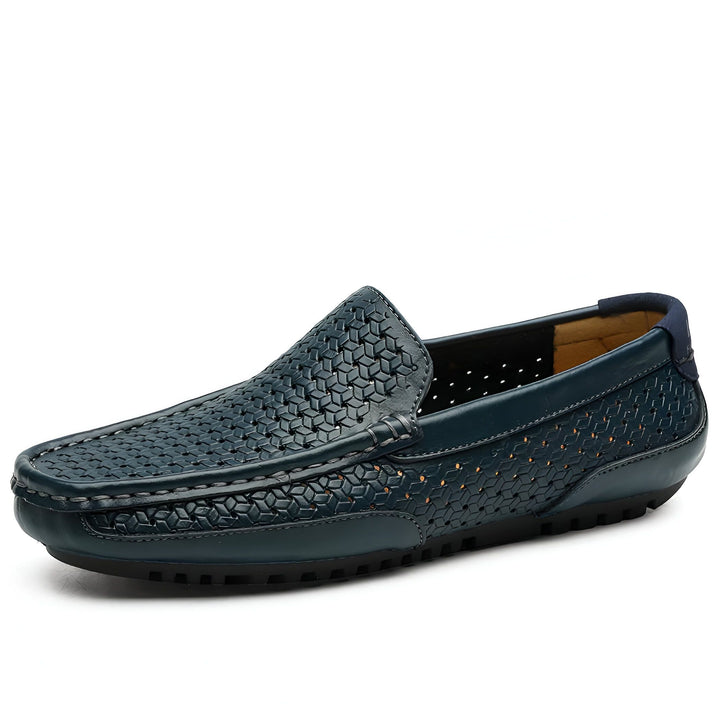 Mocassin homme en cuir bleu marine avec motif ajouré. Chaussure décontractée et élégante, idéale pour l'été., 45287138787509,45287138820277,45287138853045,45287138885813,45287138918581,45287138951349,45287138984117,45287139016885,45287139049653,45287139082421,45287139115189,45287139147957,45287139180725,45287139213493,45287139246261,45287139279029,45287139311797,45287139344565,45287139377333,45287139410101,45287139442869,45287139475637,45287139508405,45287139541173,45287139573941,45287139606709,45