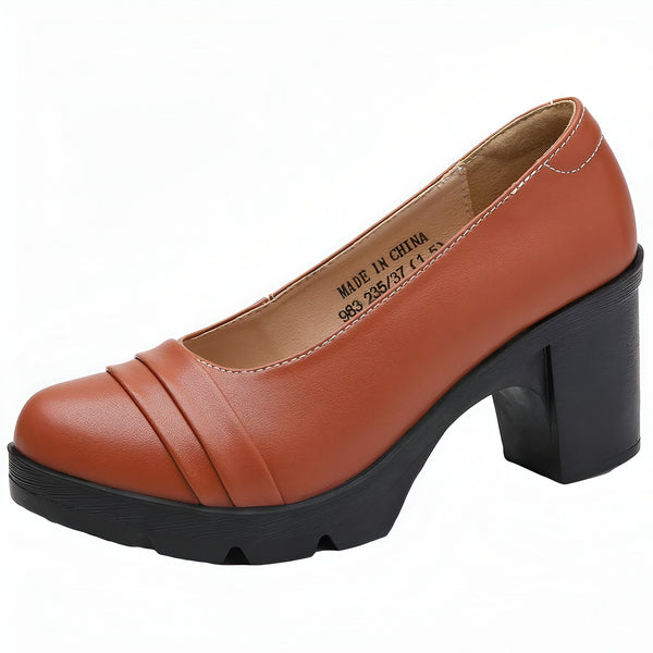 Chaussure à talon carré en cuir marron. Élégante chaussure de femme avec détails plissés sur le devant. Fabriquée en Chine, cette chaussure combine confort et style. Idéale pour une allure sophistiquée., 45287051788469,45287051821237,45287051854005,45287051886773,45287051919541,45287051952309,45287051985077,45287052017845,45287052050613,45287052083381,45287052116149,45287052148917,45287052181685,45287052214453,45287052247221,45287052279989,45287052312757,45287052345525,45287052378293,452870524110