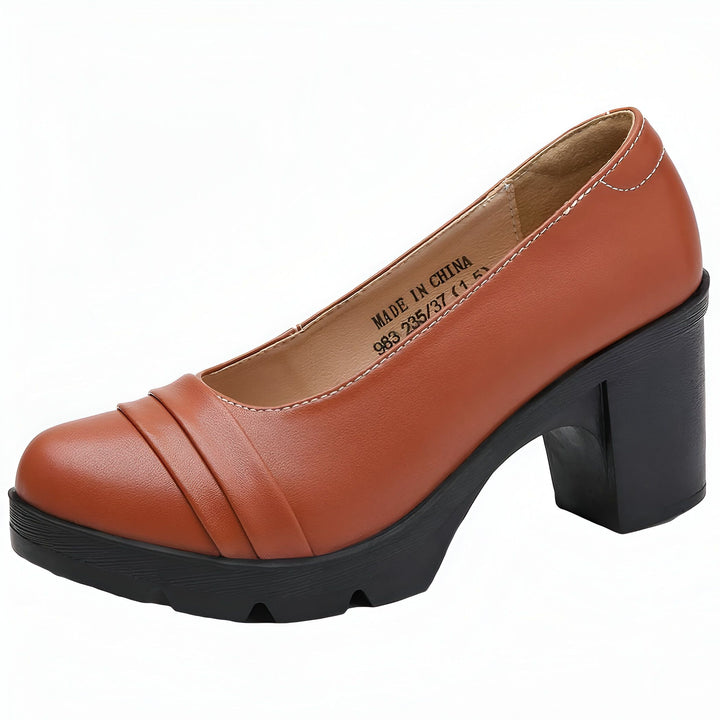 Chaussure à talon carré en cuir marron. Élégante chaussure de femme avec détails plissés sur le devant. Fabriquée en Chine, cette chaussure combine confort et style. Idéale pour une allure sophistiquée., 45287051788469,45287051821237,45287051854005,45287051886773,45287051919541,45287051952309,45287051985077,45287052017845,45287052050613,45287052083381,45287052116149,45287052148917,45287052181685,45287052214453,45287052247221,45287052279989,45287052312757,45287052345525,45287052378293,452870524110