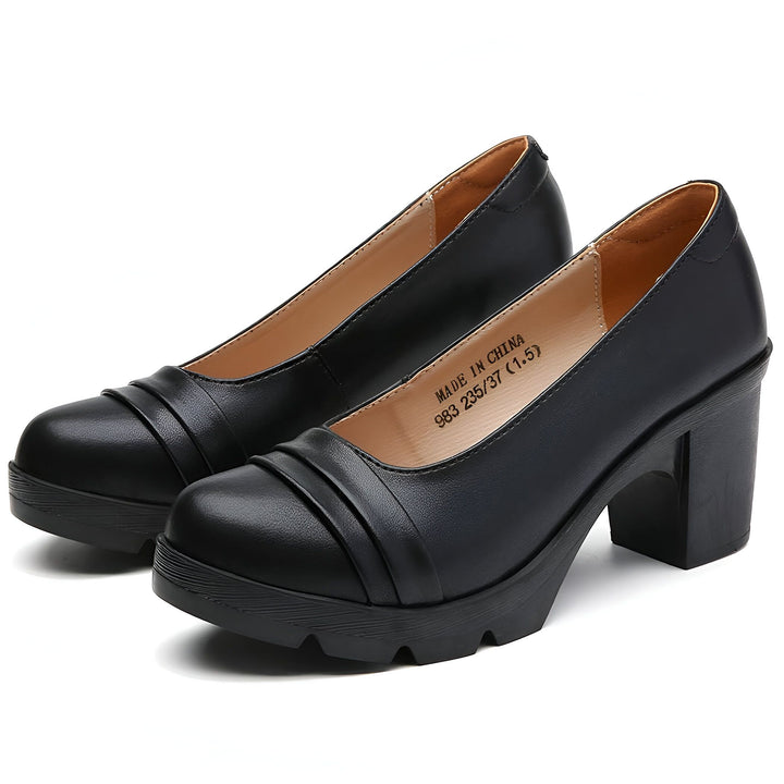 Une paire d'escarpins noirs à talons épais. Ces chaussures élégantes ont une finition lisse, des détails plissés sur le devant et un talon bloc pour plus de confort et de stabilité., 45287051788469,45287051821237,45287051854005,45287051886773,45287051919541,45287051952309,45287051985077,45287052017845,45287052050613,45287052083381,45287052116149,45287052148917,45287052181685,45287052214453,45287052247221,45287052279989,45287052312757,45287052345525,45287052378293,45287052411061,45287052443829,45287