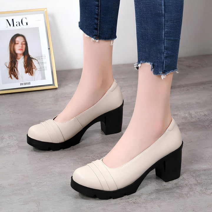 Chaussures à talons épais beiges et noirs, portées avec un jean. Mode chaussures femme, style élégant et confortable. Détail sur le dessus de la chaussure., 45287051788469,45287051821237,45287051854005,45287051886773,45287051919541,45287051952309,45287051985077,45287052017845,45287052050613,45287052083381,45287052116149,45287052148917,45287052181685,45287052214453,45287052247221,45287052279989,45287052312757,45287052345525,45287052378293,45287052411061,45287052443829,45287052476597,45287052509365,45