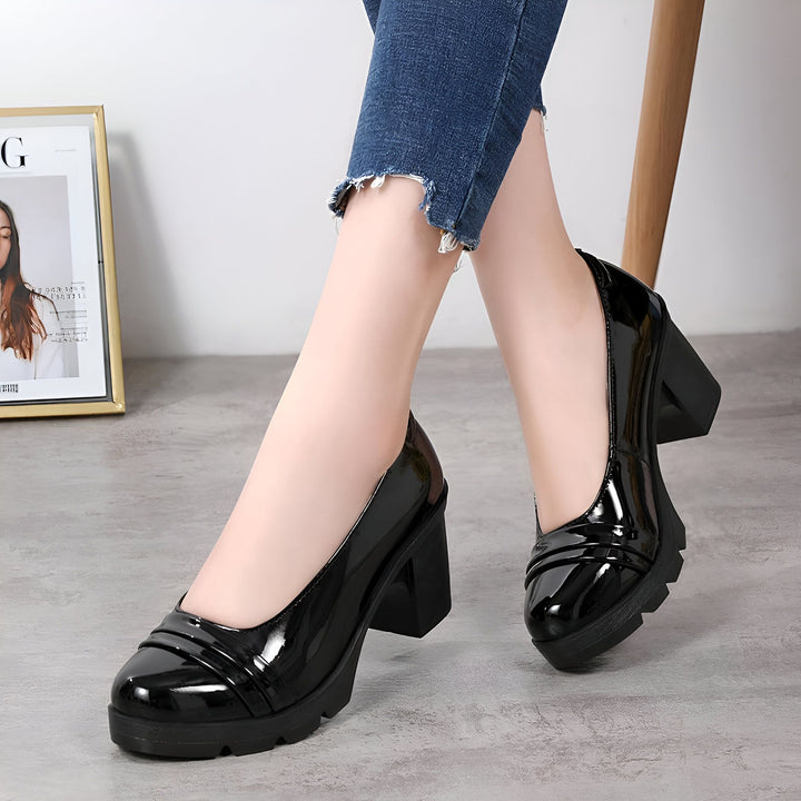 Chaussures à talons hauts vernis noirs portées avec un jean bleu. Mocassins brillants élégants avec talons épais., 45287051788469,45287051821237,45287051854005,45287051886773,45287051919541,45287051952309,45287051985077,45287052017845,45287052050613,45287052083381,45287052116149,45287052148917,45287052181685,45287052214453,45287052247221,45287052279989,45287052312757,45287052345525,45287052378293,45287052411061,45287052443829,45287052476597,45287052509365,45287052542133,45287052574901,45287052607669,