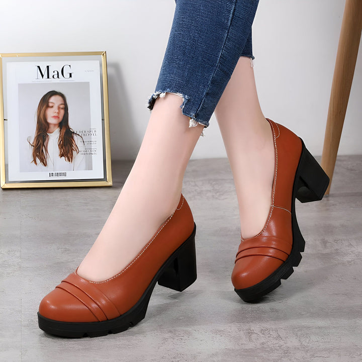 Gros plan sur une femme portant des chaussures marron à talons carrés avec une semelle noire. La personne porte un jean bleu., 45287051788469,45287051821237,45287051854005,45287051886773,45287051919541,45287051952309,45287051985077,45287052017845,45287052050613,45287052083381,45287052116149,45287052148917,45287052181685,45287052214453,45287052247221,45287052279989,45287052312757,45287052345525,45287052378293,45287052411061,45287052443829,45287052476597,45287052509365,45287052542133,45287052574901,452870