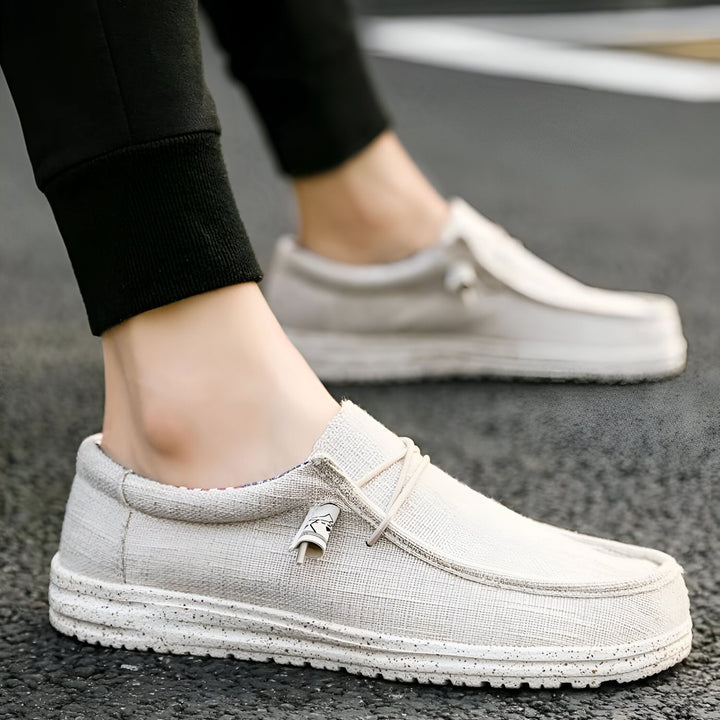 Homme portant des chaussures décontractées en toile beige. Chaussures confortables avec lacets, parfaites pour le quotidien., 45286731415733,45286731448501,45286731481269,45286731514037,45286731546805,45286731579573,45286731612341,45286731645109,45286731677877,45286731710645,45286731743413,45286731776181,45286731808949,45286731841717,45286731874485,45286731907253,45286731940021,45286731972789,45286732005557,45286732038325,45286732071093,45286732103861