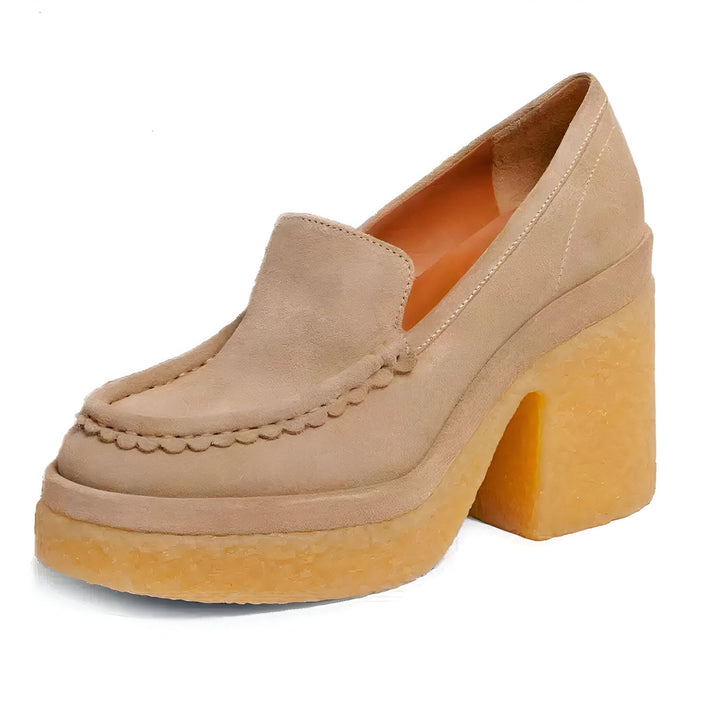 Mocassin beige à talon bloc épais. Chaussure en daim couleur sable, style preppy, avec couture décorative sur le dessus et semelle crantée., 45287056670901,45287056703669,45287056736437,45287056769205,45287056801973,45287056834741,45287056867509,45287056900277,45287056933045,45287056965813,45287056998581,45287057031349,45287057064117,45287057096885,45287057129653,45287057162421,45287057195189,45287057227957,45287057260725,45287057293493,45287057326261