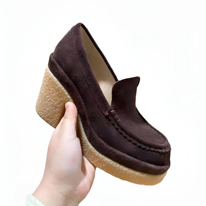 Mocassin à plateforme marron foncé en daim avec un talon compensé texturé, tenu à la main., 45287056670901,45287056703669,45287056736437,45287056769205,45287056801973,45287056834741,45287056867509,45287056900277,45287056933045,45287056965813,45287056998581,45287057031349,45287057064117,45287057096885,45287057129653,45287057162421,45287057195189,45287057227957,45287057260725,45287057293493,45287057326261