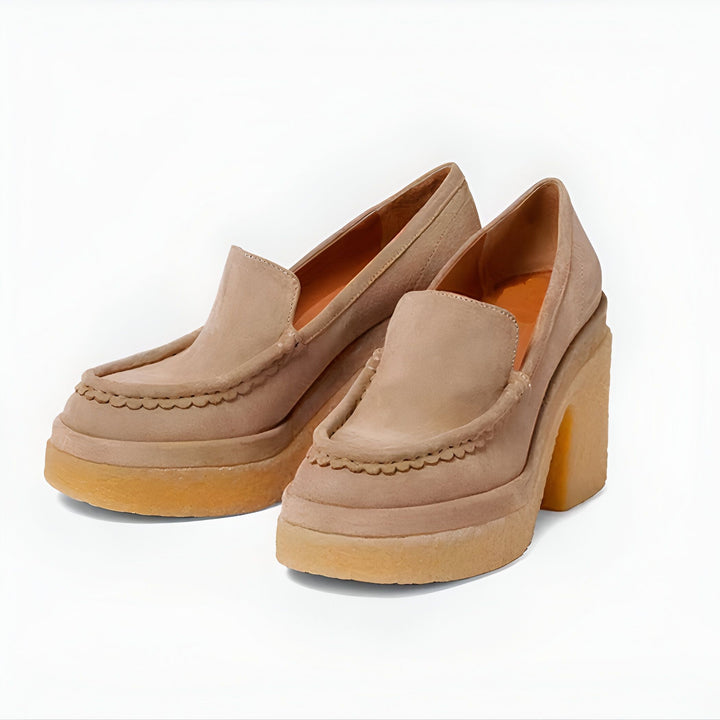 Mocassins à talons hauts beiges en daim. Chaussures pour femmes avec détails festonnés. Style rétro et élégant. Mode automne-hiver., 45287056670901,45287056703669,45287056736437,45287056769205,45287056801973,45287056834741,45287056867509,45287056900277,45287056933045,45287056965813,45287056998581,45287057031349,45287057064117,45287057096885,45287057129653,45287057162421,45287057195189,45287057227957,45287057260725,45287057293493,45287057326261