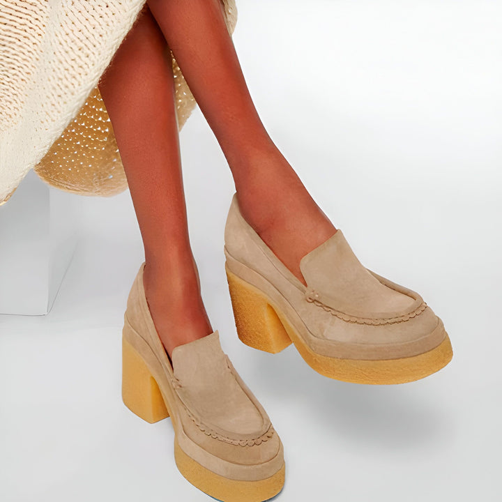 Gros plan sur des mocassins à plateforme beiges en daim, portés par une femme assise avec une robe couleur crème. Les chaussures ont des talons épais et un design classique avec une touche moderne., 45287056670901,45287056703669,45287056736437,45287056769205,45287056801973,45287056834741,45287056867509,45287056900277,45287056933045,45287056965813,45287056998581,45287057031349,45287057064117,45287057096885,45287057129653,45287057162421,45287057195189,45287057227957,45287057260725,45287057293493,4528705