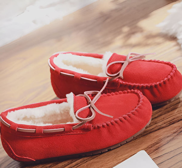 Mocassins rouges doublés de fourrure blanche, avec lacets décoratifs. Chaussures d'intérieur confortables et chaudes., 45286975275189,45286975307957,45286975340725,45286975373493,45286975406261,45286975439029,45286975471797,45286975504565,45286975537333,45286975570101,45286975602869,45286975635637,45286975668405,45286975701173,45286975733941,45286975766709,45286975799477,45286975832245,45286975865013,45286975897781,45286975930549,45286975963317,45286975996085,45286976028853,45286976061621,4528697609438