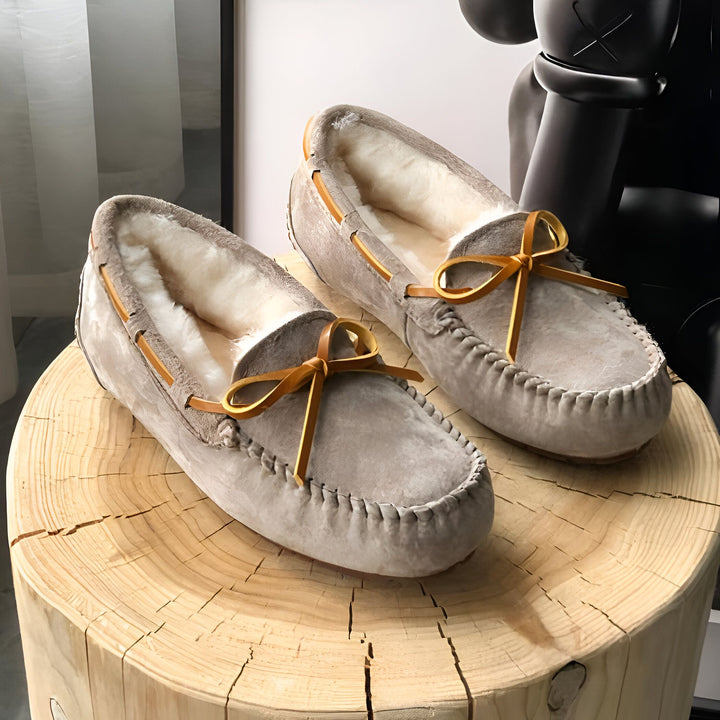 Mocassins en daim gris avec doublure en laine et lacets en cuir marron sur une table en bois., 45286975275189,45286975307957,45286975340725,45286975373493,45286975406261,45286975439029,45286975471797,45286975504565,45286975537333,45286975570101,45286975602869,45286975635637,45286975668405,45286975701173,45286975733941,45286975766709,45286975799477,45286975832245,45286975865013,45286975897781,45286975930549,45286975963317,45286975996085,45286976028853,45286976061621,45286976094389,45286976127157,4528697615