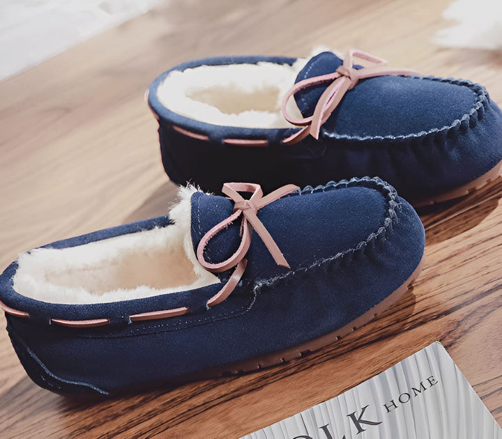Mocassins bleu marine doublés de fourrure blanche et noués par un ruban rose. Chaussons confortables pour l'intérieur. Détails de couture artisanale., 45286975275189,45286975307957,45286975340725,45286975373493,45286975406261,45286975439029,45286975471797,45286975504565,45286975537333,45286975570101,45286975602869,45286975635637,45286975668405,45286975701173,45286975733941,45286975766709,45286975799477,45286975832245,45286975865013,45286975897781,45286975930549,45286975963317,45286975996085,4528697602