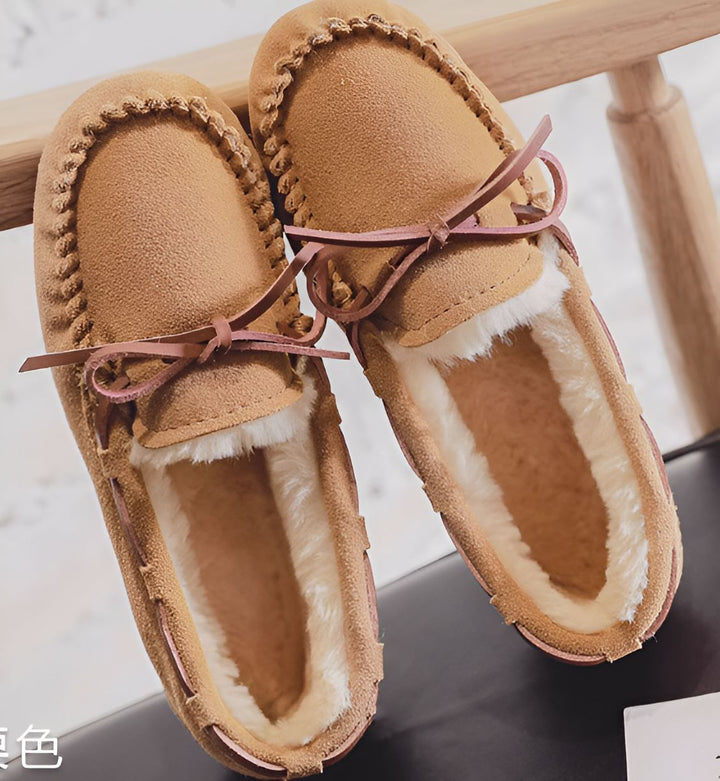 Mocassins d'intérieur beiges en daim avec lacets et doublure en fausse fourrure. Chaussures confortables et chaudes pour la maison., 45286975275189,45286975307957,45286975340725,45286975373493,45286975406261,45286975439029,45286975471797,45286975504565,45286975537333,45286975570101,45286975602869,45286975635637,45286975668405,45286975701173,45286975733941,45286975766709,45286975799477,45286975832245,45286975865013,45286975897781,45286975930549,45286975963317,45286975996085,45286976028853,45286976061621,4