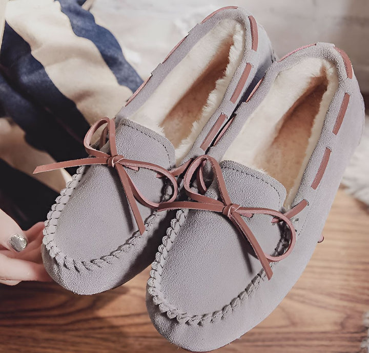 Mocassins gris en daim avec doublure en fausse fourrure et lacets décoratifs marron noués. Chaussures confortables et chaudes, parfaites pour l'intérieur ou l'extérieur., 45286975275189,45286975307957,45286975340725,45286975373493,45286975406261,45286975439029,45286975471797,45286975504565,45286975537333,45286975570101,45286975602869,45286975635637,45286975668405,45286975701173,45286975733941,45286975766709,45286975799477,45286975832245,45286975865013,45286975897781,45286975930549,45286975963317,45286