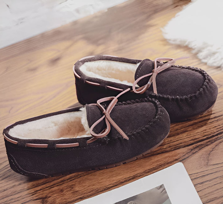 Mocassins d'intérieur en daim marron avec doublure en fausse fourrure et lacets roses sur un plancher de bois. Chaussons confortables et chauds pour femmes., 45286975275189,45286975307957,45286975340725,45286975373493,45286975406261,45286975439029,45286975471797,45286975504565,45286975537333,45286975570101,45286975602869,45286975635637,45286975668405,45286975701173,45286975733941,45286975766709,45286975799477,45286975832245,45286975865013,45286975897781,45286975930549,45286975963317,45286975996085,452869