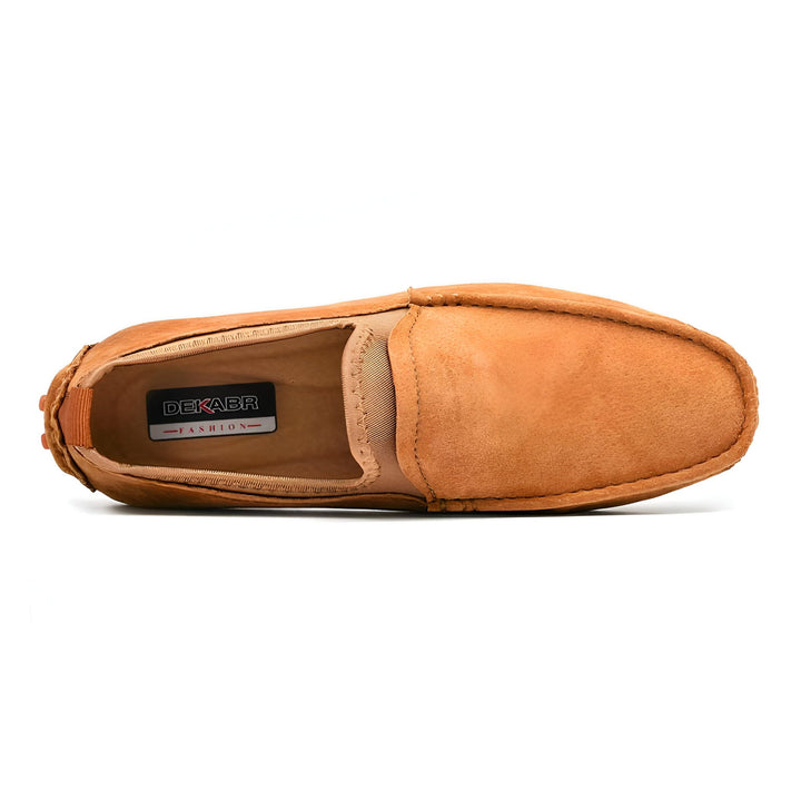 Vue de dessus d'une chaussure mocassin marron en daim de la marque DEKABR. Chaussure décontractée pour hommes, idéale pour un look élégant et confortable., 45286898434229,45286898466997,45286898499765,45286898532533,45286898565301,45286898598069,45286898630837,45286898663605,45286898696373,45286898729141,45286898761909,45286898794677,45286898827445,45286898860213,45286898892981,45286898925749,45286898958517,45286898991285,45286899024053,45286899056821,45286899089589,45286899122357,45286899155125,4528